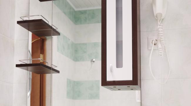 浴室柜扇形镜安装方法图片