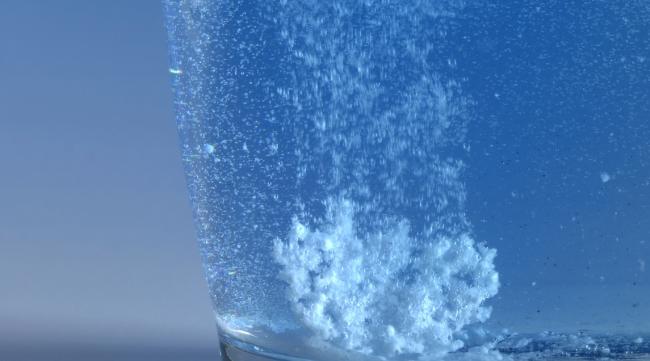 在常温下如何使水瞬间变成冰块