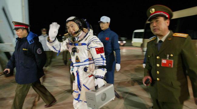 中国第一批航天员是从什么中挑选的