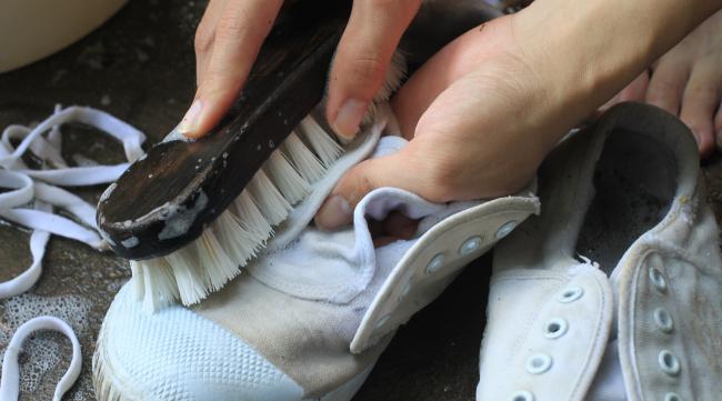 怎样才能把鞋底清洗干净呢