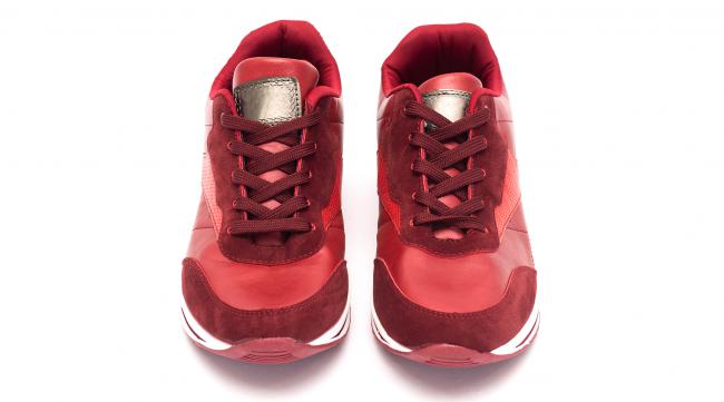 红色鞋子配什么颜色鞋带