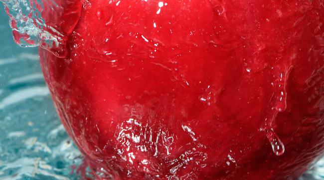 煮熟的苹果水为何是红色的呢