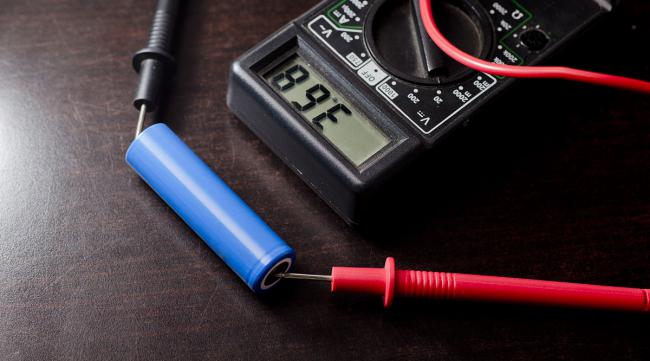如何测量电池电压